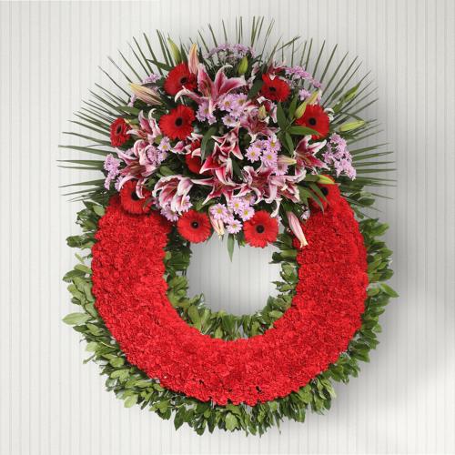 Corona de claveles con cabezal de flor silvestre