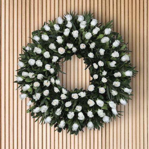 Corona de rosas blancas