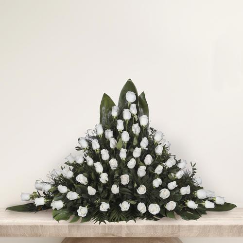 Pirámide de 80 rosas blancas
