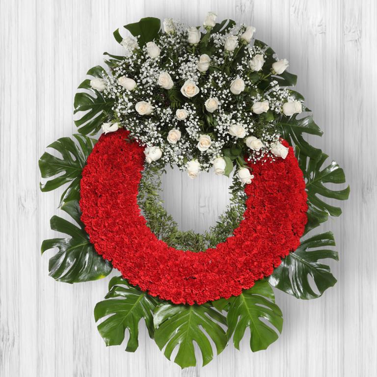 Corona de claveles con cabezal de rosas blancas