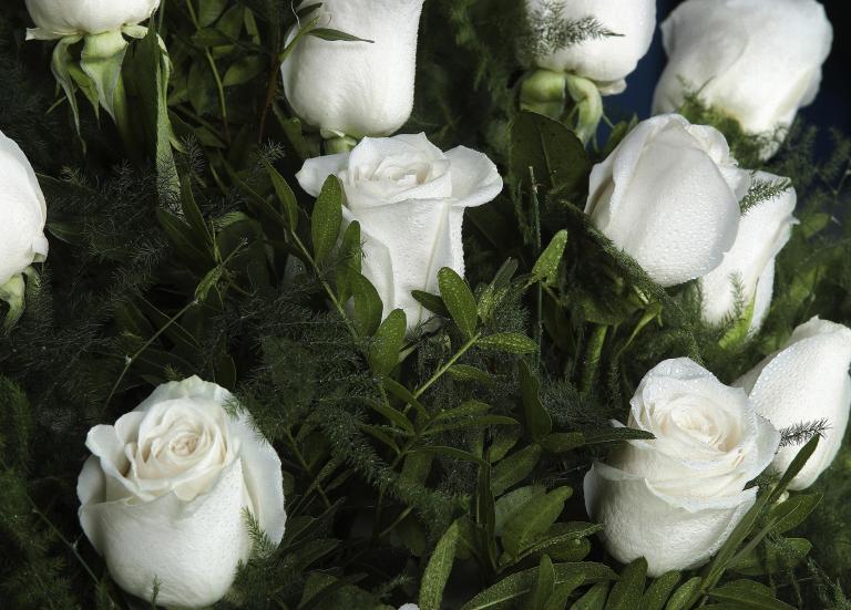 La calidez de las pequeñas cosas. Este sencillo ramo de 5 rosas blancas es un detalle perfecto para mostrar nuestro apoyo en momentos difíciles. Confeccionado con rosas de calidad y el cuidado de nuestros floristas.