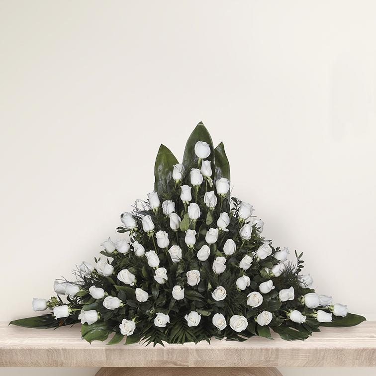 Pirámide de 80 rosas blancas
